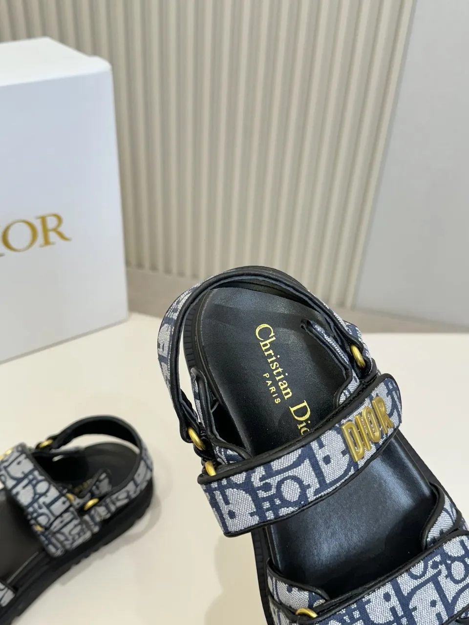 👟👟Ex-factory price 500👟👟 These Dioract sandals are carefully made of blue plaid jacquard fabric and other materials, decorated with off-white raffia Oblique print, fashionable and modern. The insole is made of lightweight and comfortable leather that fits the shape of the foot, and is equipped with a Velcro strap. The upper strap is embellished with a gold-finished metal Dior logo, which is more refined. Can be matched with various styles to show modern style. . Help surface material: fabric. Dior signature in gold-finish metal. 2 adjustable Velcro straps. Leather insole that fits the shape of the foot, soft and lightweight texture, EVA notch sole decorated with Christian Dior's lucky star symbol Made in Italy Code number: 35--42 (41 42 customized, non-refundable)